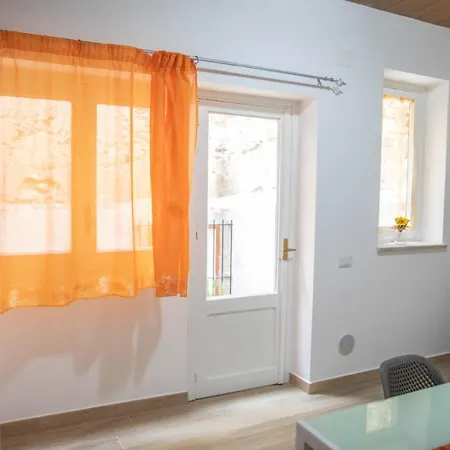 La Maison De La * צ'פאלו